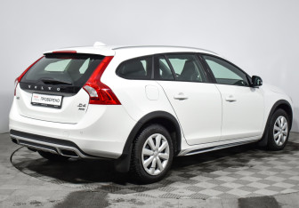 Подержанный автомобиль Volvo V60 Cross Country 2018 года (5 фото)