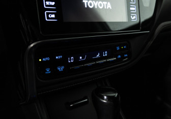 Подержанный автомобиль Toyota Corolla Sedan 2016 года (16 фото)