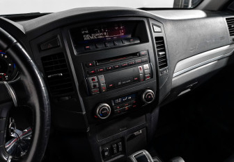 Подержанный автомобиль Mitsubishi Pajero 2011 года (18 фото)