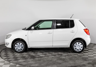 Подержанный автомобиль Skoda Fabia Hatchback 2012 года (8 фото)