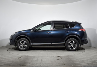 Подержанный автомобиль Toyota RAV4 2017 года (8 фото)