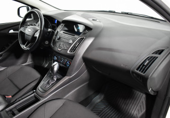 Подержанный автомобиль Ford Focus Hatchback 2017 года (12 фото)