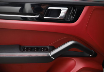 Подержанный автомобиль Porsche Cayenne 2019 года (20 фото)