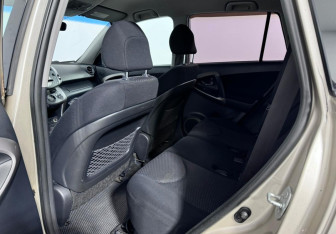 Подержанный автомобиль Toyota RAV4 2008 года (9 фото)