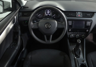 Подержанный автомобиль Skoda Octavia Liftback 2019 года (10 фото)