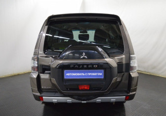 Подержанный автомобиль Mitsubishi Pajero 2015 года (5 фото)