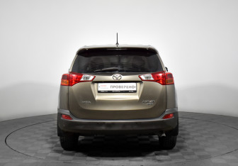 Подержанный автомобиль Toyota RAV4 2013 года (6 фото)