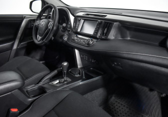 Подержанный автомобиль Toyota RAV4 2017 года (13 фото)