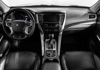 Подержанный автомобиль Mitsubishi Pajero Sport 2017 года (16 фото)