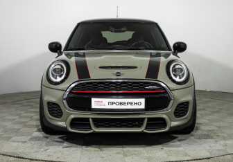Подержанный автомобиль MINI Hatch 2019 года (2 фото)