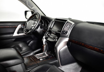 Подержанный автомобиль Toyota Land Cruiser Suv 2012 года (11 фото)
