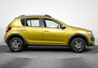 Подержанный автомобиль Renault Sandero 2017 года (4 фото)