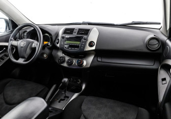 Подержанный автомобиль Toyota RAV4 2010 года (9 фото)