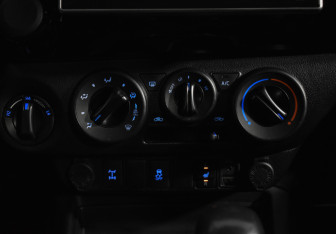 Подержанный автомобиль Toyota Hilux 2015 года (16 фото)