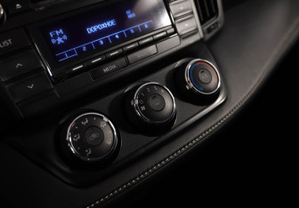 Подержанный автомобиль Toyota RAV4 2015 года (18 фото)