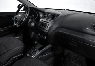 Подержанный автомобиль Kia Rio Hatchback 2016 года (13 фото)