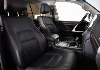Подержанный автомобиль Toyota Land Cruiser Suv 2016 года (11 фото)