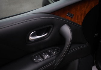 Подержанный автомобиль Infiniti QX80 2017 года (14 фото)