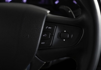 Подержанный автомобиль Peugeot Traveller 2021 года (12 фото)