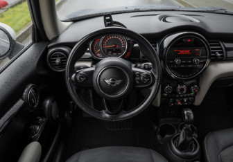 Подержанный автомобиль MINI Hatch 2016 года (12 фото)