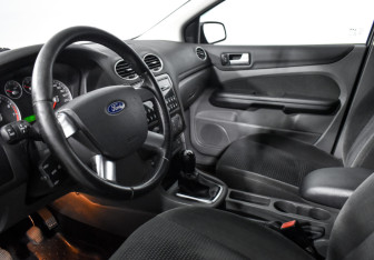 Подержанный автомобиль Ford Focus Wagon 2006 года (9 фото)