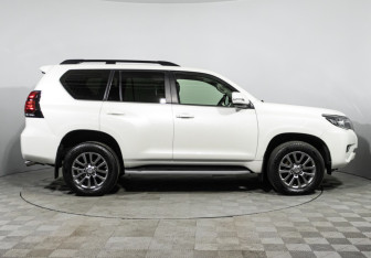 Подержанный автомобиль Toyota Land Cruiser Prado 2017 года (4 фото)