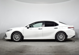 Подержанный автомобиль Toyota Camry Sedan 2018 года (8 фото)