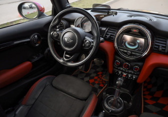 Подержанный автомобиль MINI Hatch 2016 года (11 фото)