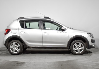 Подержанный автомобиль Renault Sandero 2015 года (4 фото)