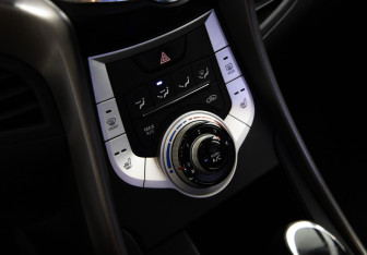 Подержанный автомобиль Hyundai Elantra Sedan 2012 года (13 фото)