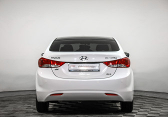 Подержанный автомобиль Hyundai Elantra Sedan 2013 года (6 фото)