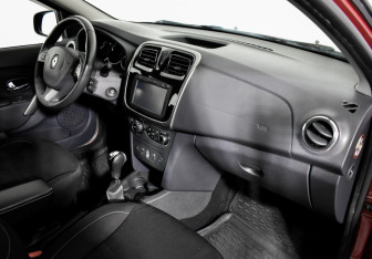 Подержанный автомобиль Renault Sandero 2016 года (12 фото)