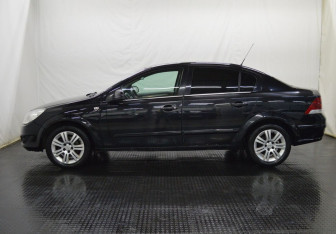 Подержанный автомобиль Opel Astra Sedan 2010 года (8 фото)