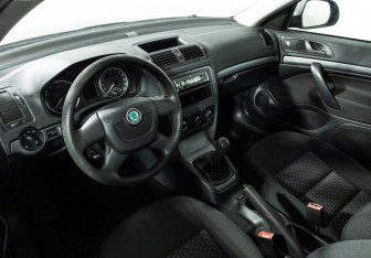 Подержанный автомобиль Skoda Octavia Liftback 2012 года (11 фото)