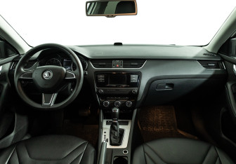 Подержанный автомобиль Skoda Octavia Liftback 2015 года (13 фото)