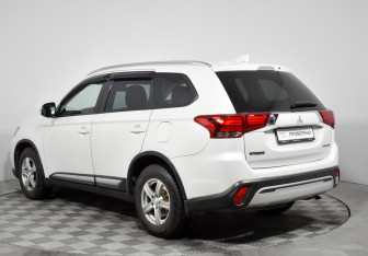 Подержанный автомобиль Mitsubishi Outlander 2019 года (7 фото)