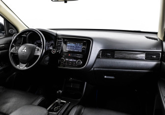 Подержанный автомобиль Mitsubishi Outlander 2016 года (9 фото)