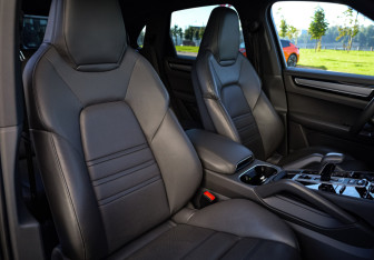 Подержанный автомобиль Porsche Cayenne 2018 года (19 фото)