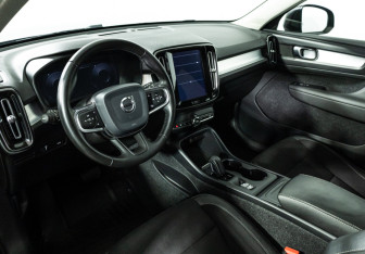 Подержанный автомобиль Volvo XC40 2019 года (11 фото)