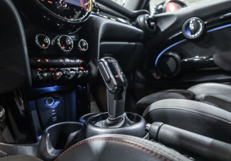 Подержанный автомобиль MINI Hatch 2021 года (25 фото)
