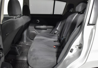 Подержанный автомобиль Nissan Tiida Hatchback 2013 года (11 фото)