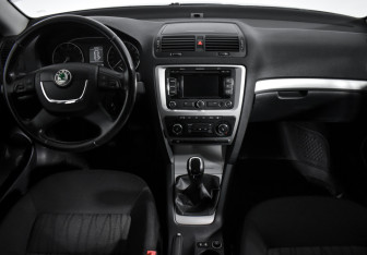 Подержанный автомобиль Skoda Octavia Liftback 2013 года (13 фото)