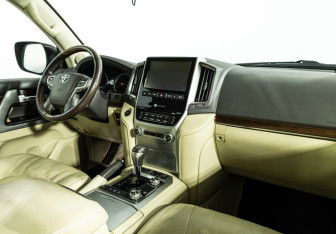 Подержанный автомобиль Toyota Land Cruiser Suv 2015 года (25 фото)