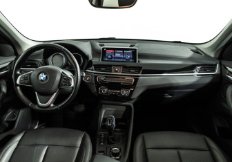 Подержанный автомобиль BMW X1 2021 года (13 фото)