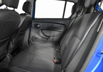 Подержанный автомобиль Renault Sandero 2015 года (12 фото)