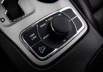 Подержанный автомобиль Jeep Grand Cherokee 2012 года (17 фото)