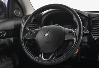 Подержанный автомобиль Mitsubishi Outlander 2019 года (14 фото)
