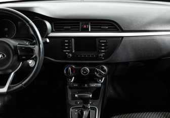 Подержанный автомобиль Kia Rio Sedan 2018 года (14 фото)