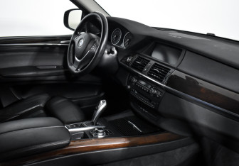 Подержанный автомобиль BMW X5 2013 года (14 фото)