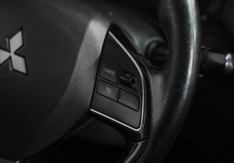Подержанный автомобиль Mitsubishi Outlander 2016 года (11 фото)
